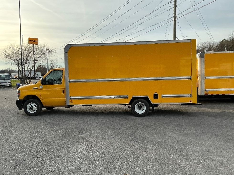 Light Duty Box Truck-Light and Medium Duty Trucks-Ford-2022-E350-Knoxville-TN-105,519\n\t\tmiles-$ 28,250 - Image 4