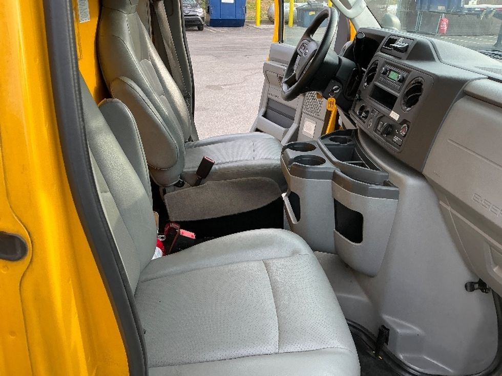 Light Duty Box Truck-Light and Medium Duty Trucks-Ford-2022-E350-Knoxville-TN-110,489\n\t\tmiles-$ 27,250 - Image 22