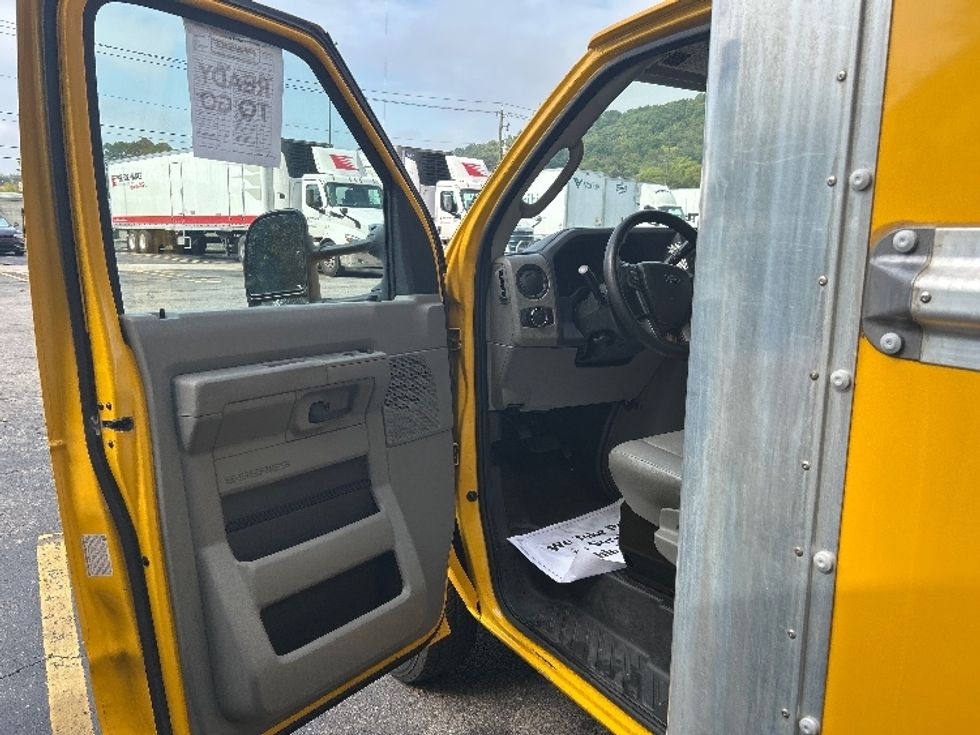 Light Duty Box Truck-Light and Medium Duty Trucks-Ford-2022-E350-Knoxville-TN-116,179\n\t\tmiles-$ 26,000 - Image 13