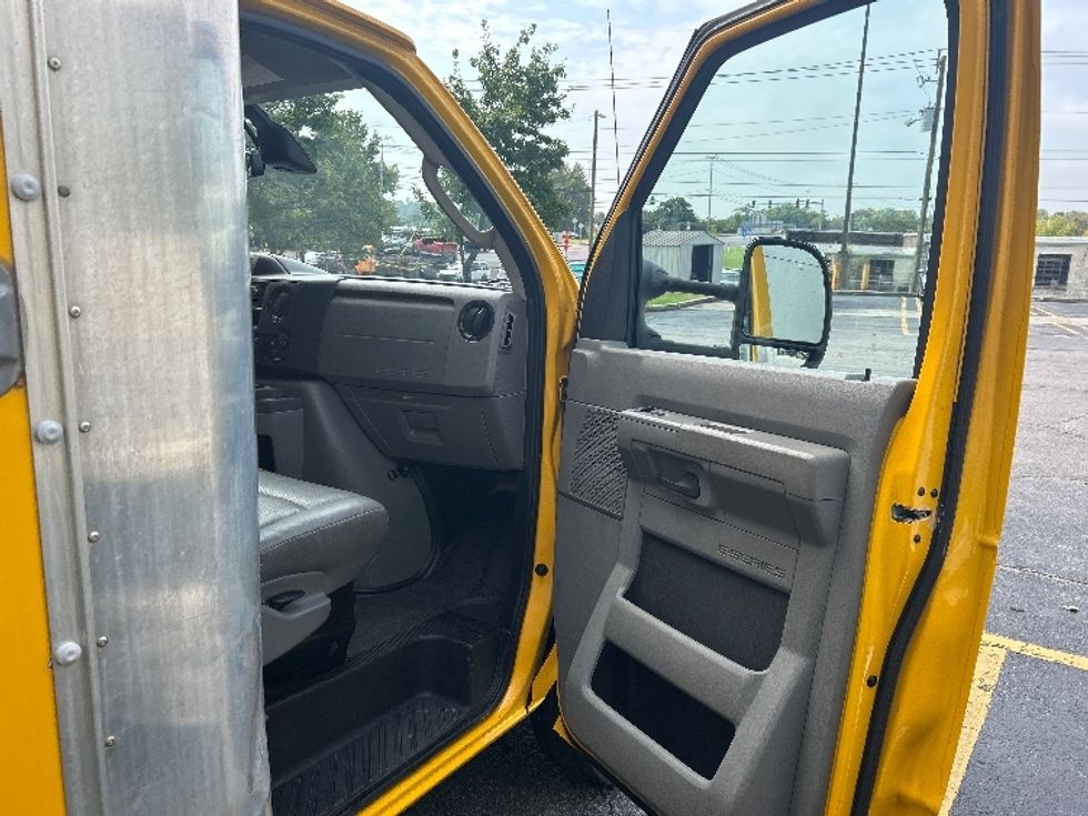 Light Duty Box Truck-Light and Medium Duty Trucks-Ford-2022-E350-Knoxville-TN-116,179\n\t\tmiles-$ 26,000 - Image 17