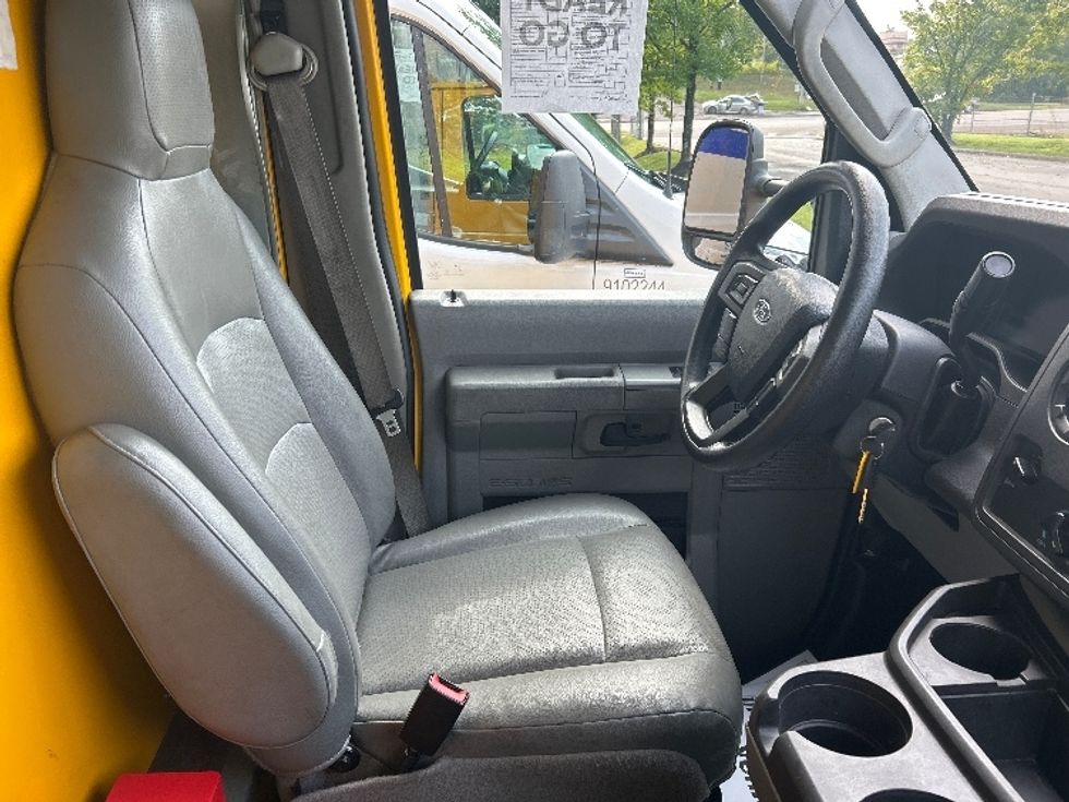 Light Duty Box Truck-Light and Medium Duty Trucks-Ford-2022-E350-Knoxville-TN-116,179\n\t\tmiles-$ 26,000 - Image 19