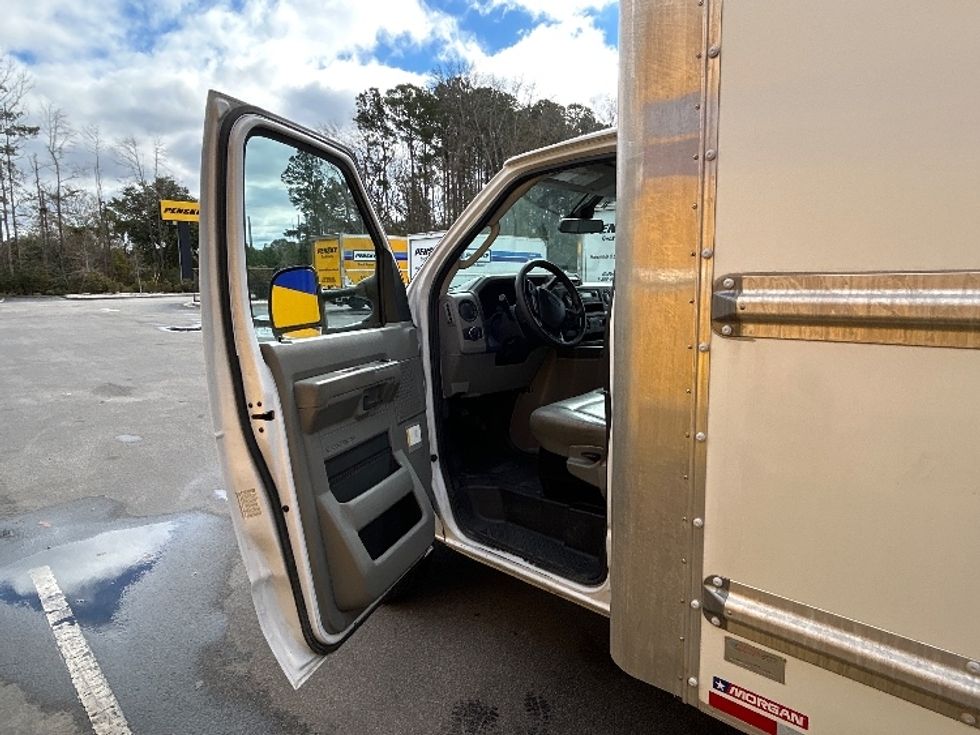 Light Duty Box Truck-Light and Medium Duty Trucks-Ford-2022-E350-Ladson-SC-115,183\n\t\tmiles-$ 30,250 - Image 15