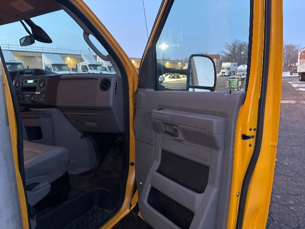 Light Duty Box Truck-Light and Medium Duty Trucks-Ford-2022-E350-Lansing-MI-101,372\n\t\tmiles-$ 27,500 - Image 20