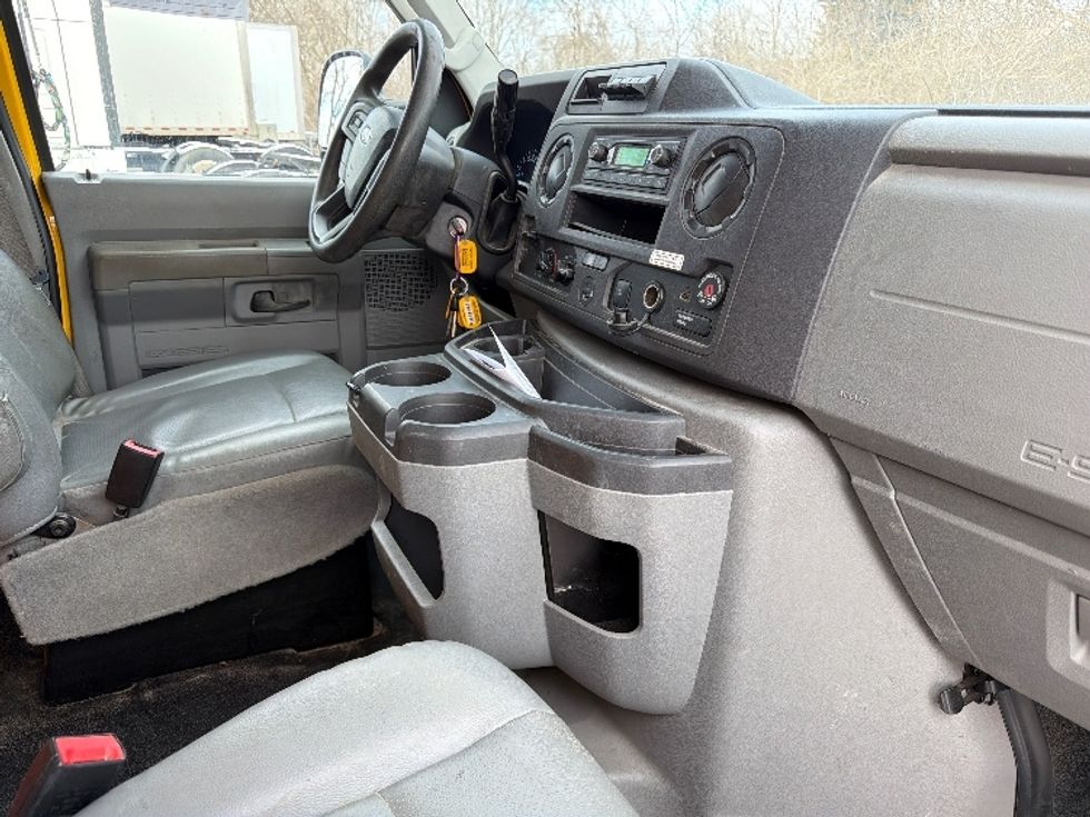 Light Duty Box Truck-Light and Medium Duty Trucks-Ford-2022-E350-Lansing-MI-101,372\n\t\tmiles-$ 27,500 - Image 22