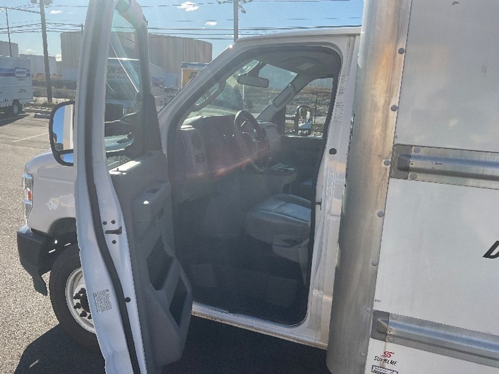 Light Duty Box Truck-Light and Medium Duty Trucks-Ford-2022-E350-Linden-NJ-73,165\n\t\tmiles-$ 38,250 - Image 16