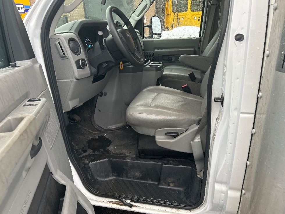 Light Duty Box Truck-Light and Medium Duty Trucks-Ford-2022-E350-Liverpool-NY-100,250\n\t\tmiles-$ 29,000 - Image 16