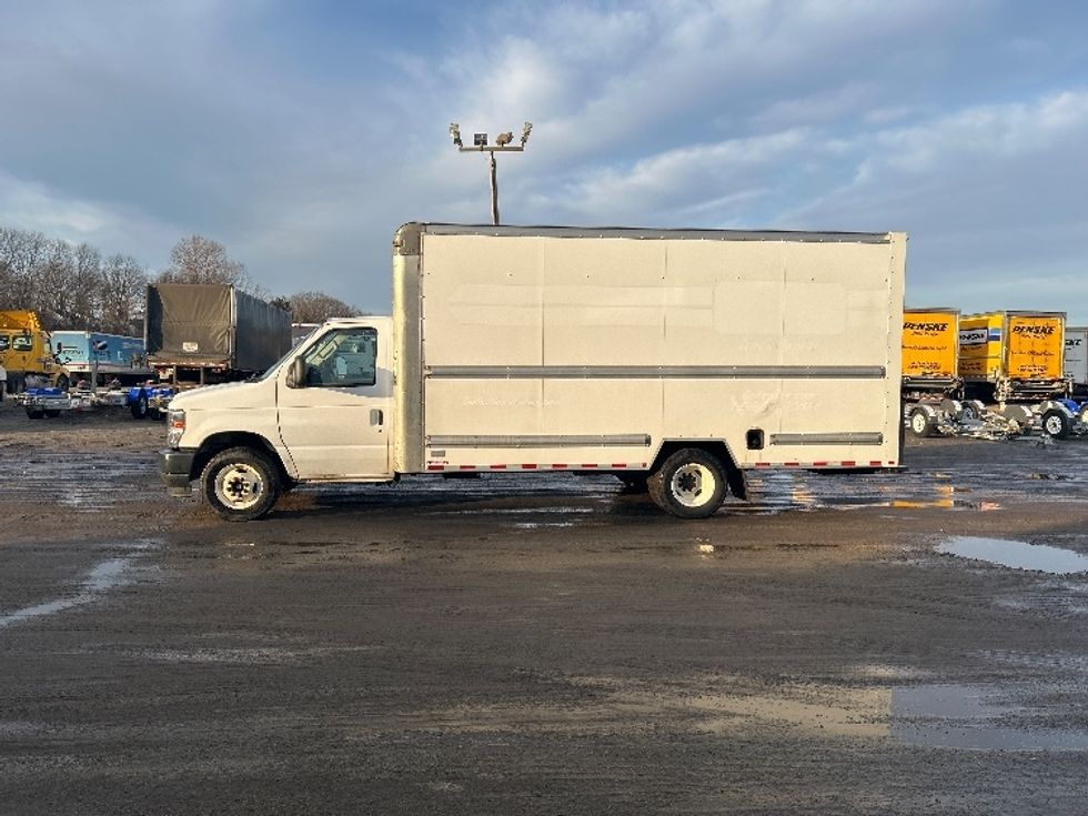 Light Duty Box Truck-Light and Medium Duty Trucks-Ford-2022-E350-Londonderry-NH-101,376\n\t\tmiles-$ 29,000 - Image 4