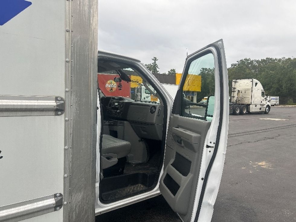 Light Duty Box Truck-Light and Medium Duty Trucks-Ford-2022-E350-Londonderry-NH-105,695\n\t\tmiles-$ 27,750 - Image 20