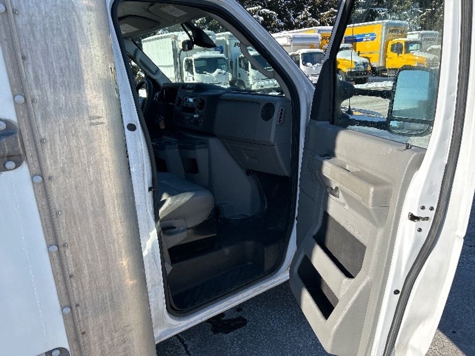 Light Duty Box Truck-Light and Medium Duty Trucks-Ford-2022-E350-Londonderry-NH-93,448\n\t\tmiles-$ 29,750 - Image 20