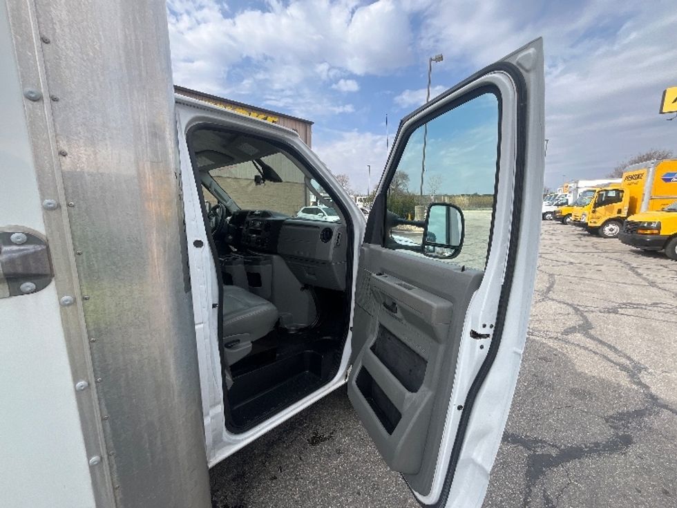 Light Duty Box Truck-Light and Medium Duty Trucks-Ford-2022-E350-Los Angeles-CA-103,771\n\t\tmiles-$ 31,500 - Image 20