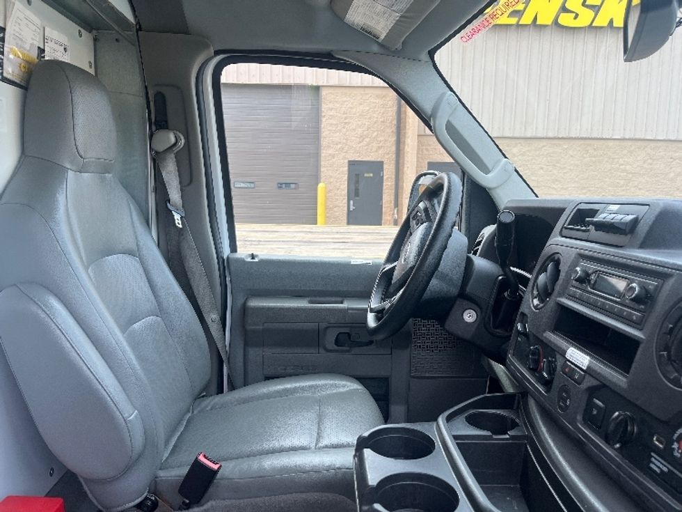 Light Duty Box Truck-Light and Medium Duty Trucks-Ford-2022-E350-Los Angeles-CA-103,771\n\t\tmiles-$ 31,500 - Image 22