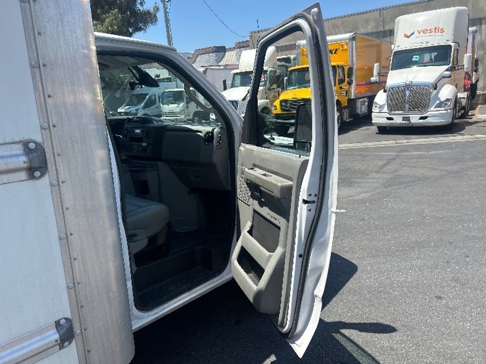 Light Duty Box Truck-Light and Medium Duty Trucks-Ford-2022-E350-Los Angeles-CA-75,727\n\t\tmiles-$ 32,750 - Image 20