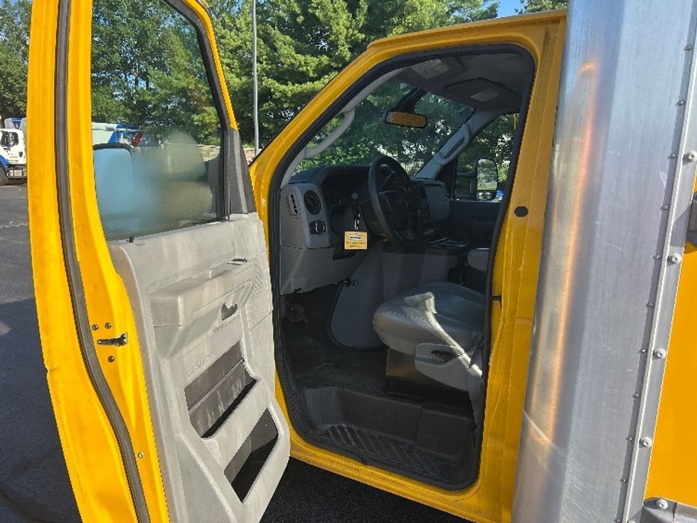 Light Duty Box Truck-Light and Medium Duty Trucks-Ford-2022-E350-Louisville-KY-103,689\n\t\tmiles-$ 26,500 - Image 16