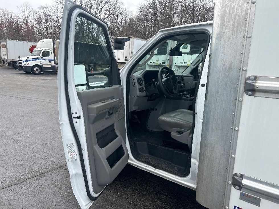 Light Duty Box Truck-Light and Medium Duty Trucks-Ford-2022-E350-Louisville-KY-110,813\n\t\tmiles-$ 27,750 - Image 16