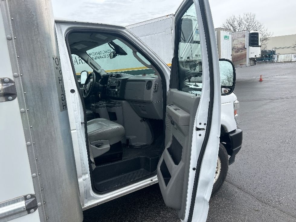 Light Duty Box Truck-Light and Medium Duty Trucks-Ford-2022-E350-Louisville-KY-110,813\n\t\tmiles-$ 27,750 - Image 20