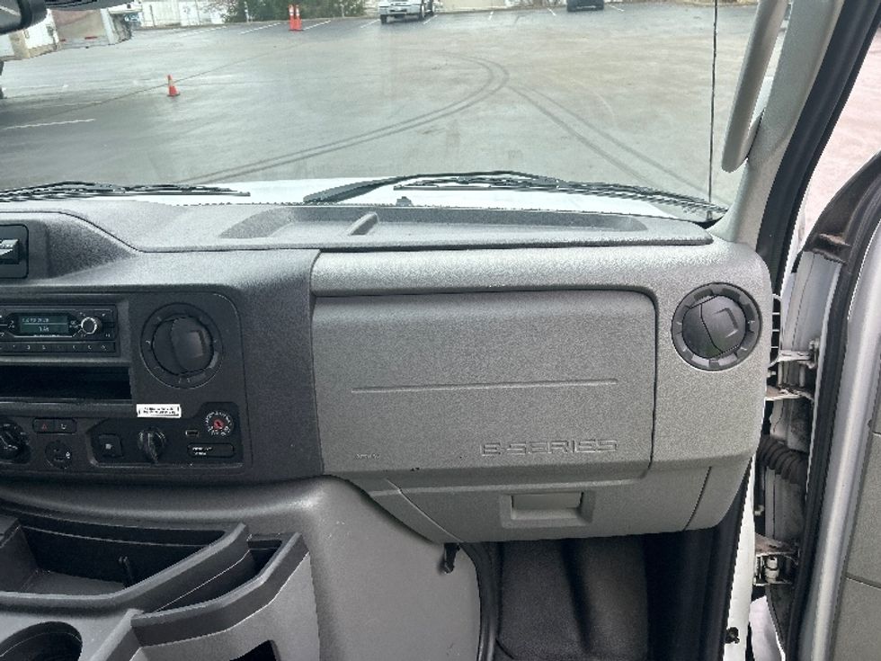 Light Duty Box Truck-Light and Medium Duty Trucks-Ford-2022-E350-Louisville-KY-110,813\n\t\tmiles-$ 27,750 - Image 21