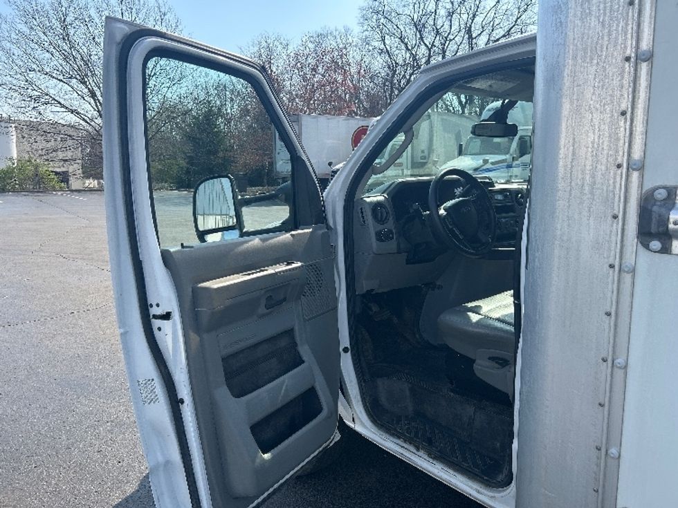 Light Duty Box Truck-Light and Medium Duty Trucks-Ford-2022-E350-Louisville-KY-114,534\n\t\tmiles-$ 27,250 - Image 16