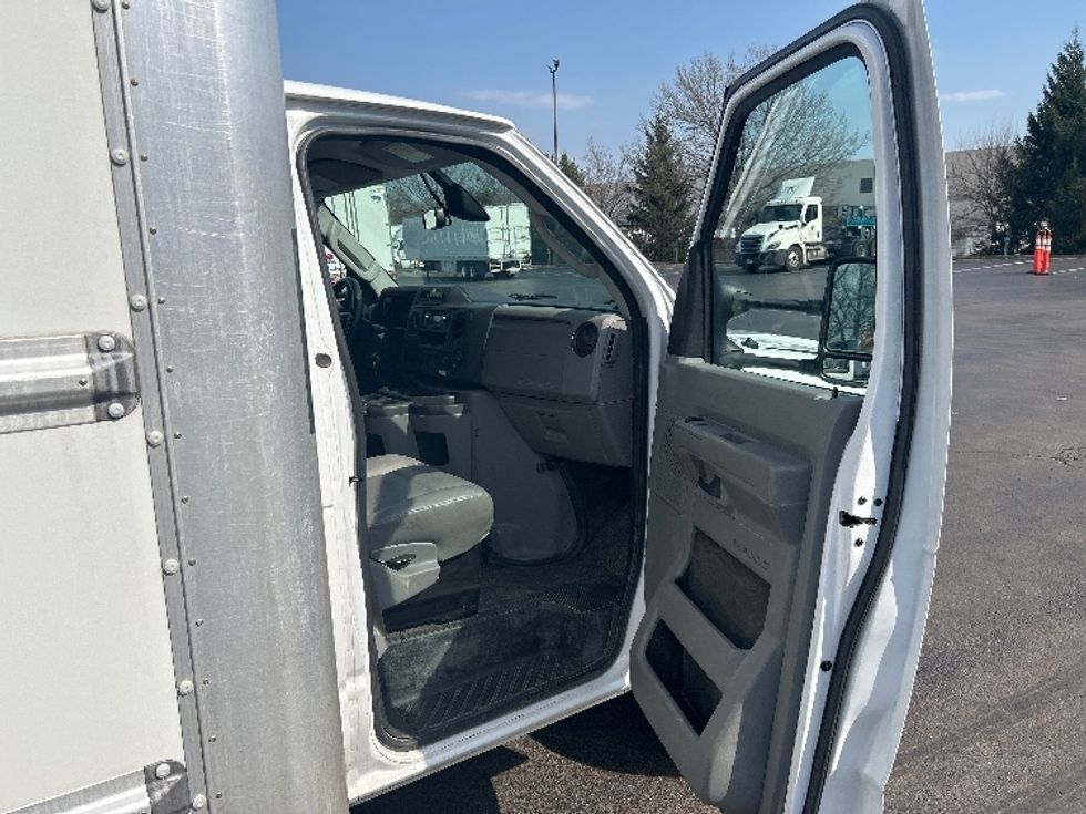 Light Duty Box Truck-Light and Medium Duty Trucks-Ford-2022-E350-Louisville-KY-114,534\n\t\tmiles-$ 27,250 - Image 20
