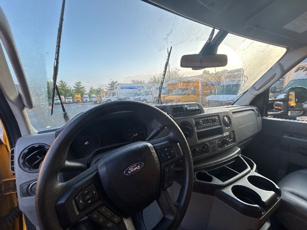 Light Duty Box Truck-Light and Medium Duty Trucks-Ford-2022-E350-Louisville-KY-89,243\n\t\tmiles-$ 28,250 - Image 18