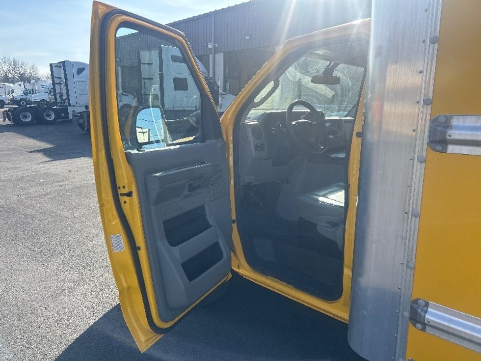 Light Duty Box Truck-Light and Medium Duty Trucks-Ford-2022-E350-Louisville-KY-97,134\n\t\tmiles-$ 27,500 - Image 16