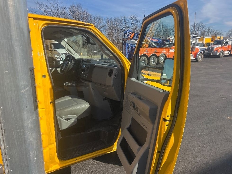 Light Duty Box Truck-Light and Medium Duty Trucks-Ford-2022-E350-Louisville-KY-97,134\n\t\tmiles-$ 27,500 - Image 20