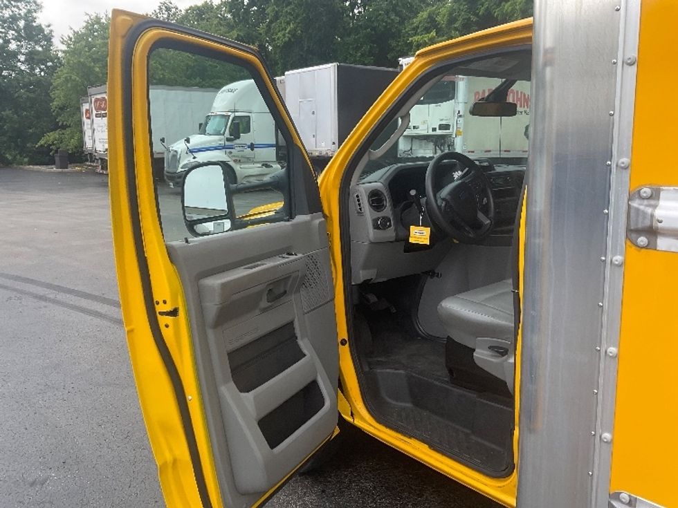 Light Duty Box Truck-Light and Medium Duty Trucks-Ford-2022-E350-Louisville-KY-99,448\n\t\tmiles-$ 27,250 - Image 15