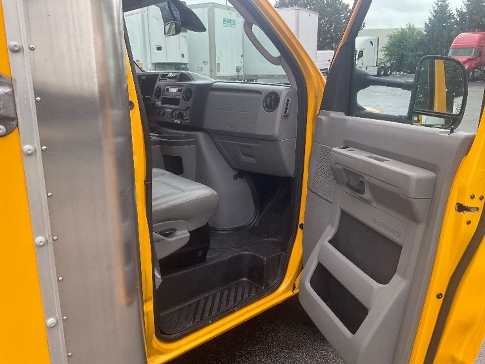 Light Duty Box Truck-Light and Medium Duty Trucks-Ford-2022-E350-Louisville-KY-99,448\n\t\tmiles-$ 27,250 - Image 19