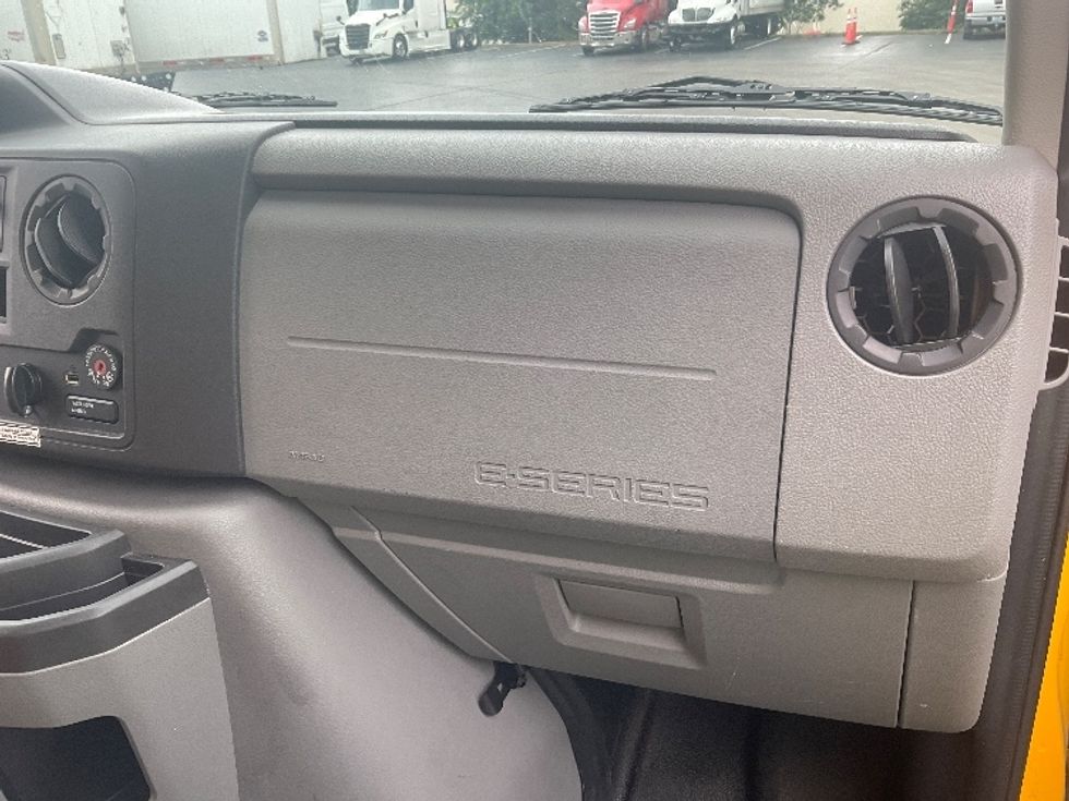 Light Duty Box Truck-Light and Medium Duty Trucks-Ford-2022-E350-Louisville-KY-99,448\n\t\tmiles-$ 27,250 - Image 20