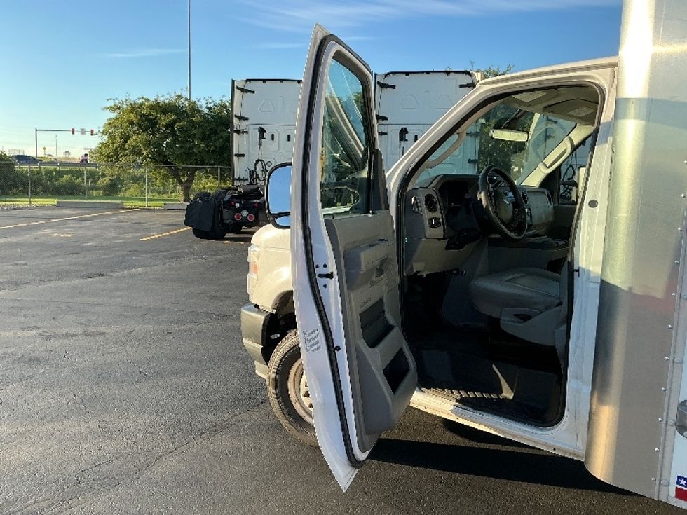 Light Duty Box Truck-Light and Medium Duty Trucks-Ford-2022-E350-Loveland-CO-107,611\n\t\tmiles-$ 28,750 - Image 16