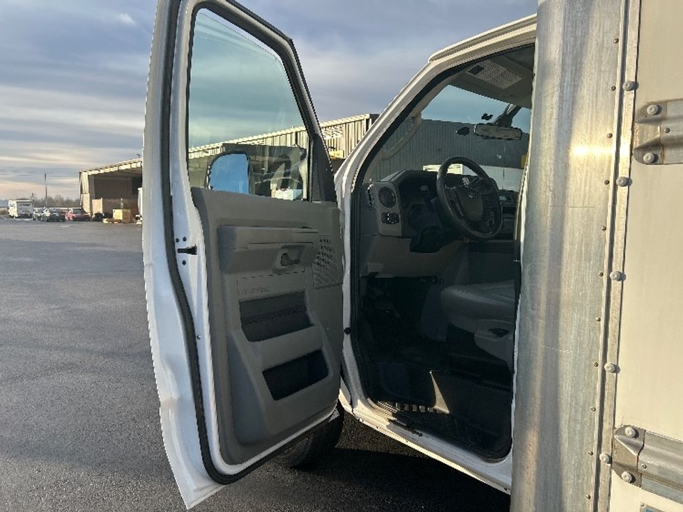 Light Duty Box Truck-Light and Medium Duty Trucks-Ford-2022-E350-Lowell-AR-88,491\n\t\tmiles-$ 31,750 - Image 13