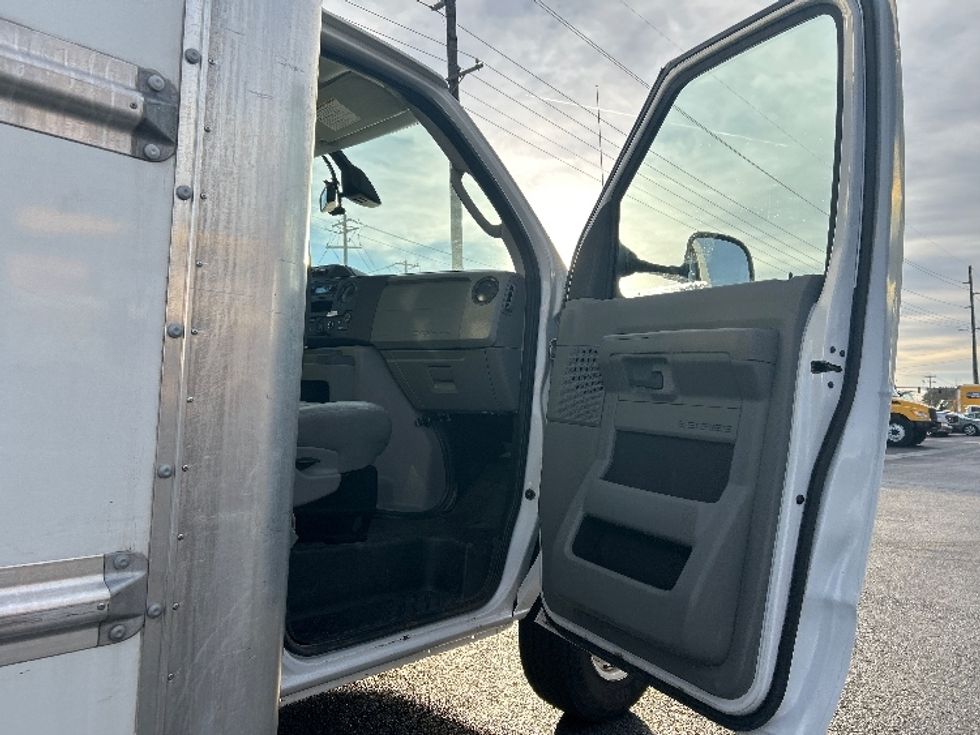 Light Duty Box Truck-Light and Medium Duty Trucks-Ford-2022-E350-Lowell-AR-88,491\n\t\tmiles-$ 31,750 - Image 17