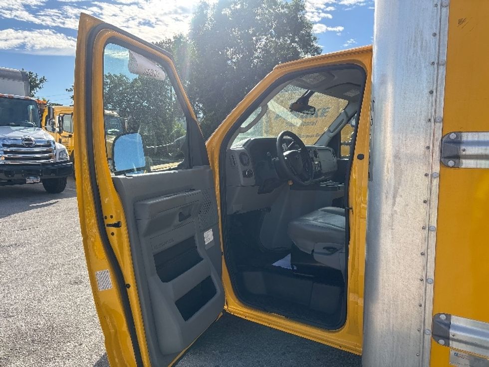 Light Duty Box Truck-Light and Medium Duty Trucks-Ford-2022-E350-Medley-FL-93,114\n\t\tmiles-$ 30,000 - Image 16