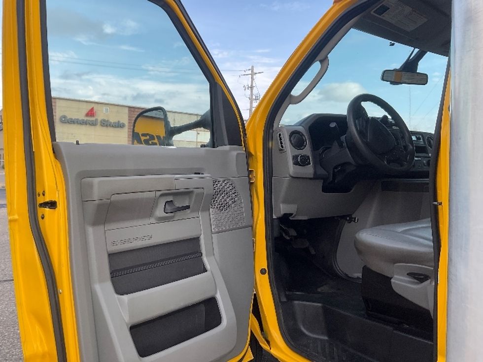 Light Duty Box Truck-Light and Medium Duty Trucks-Ford-2022-E350-Memphis-TN-100,478\n\t\tmiles-$ 27,500 - Image 16