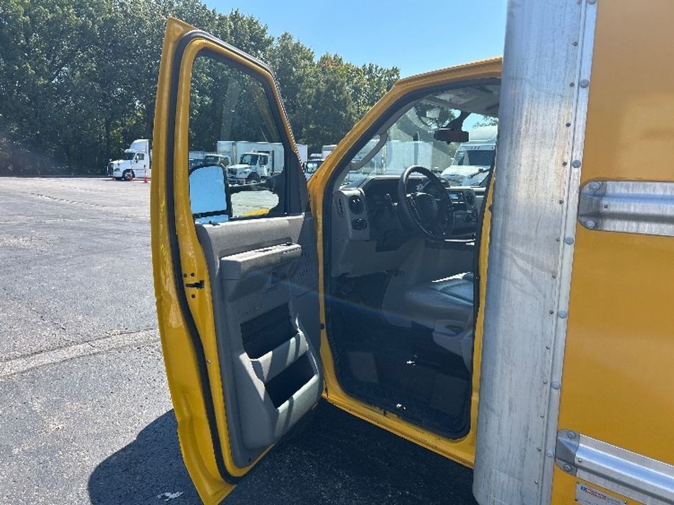Light Duty Box Truck-Light and Medium Duty Trucks-Ford-2022-E350-Memphis-TN-103,233\n\t\tmiles-$ 26,000 - Image 15