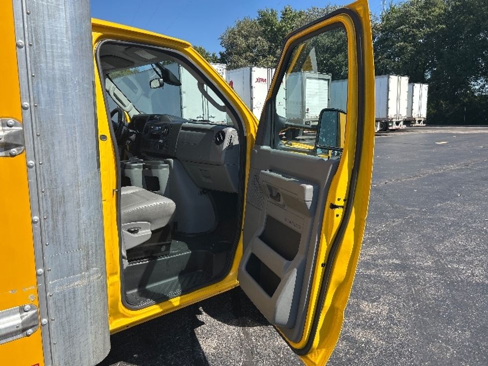Light Duty Box Truck-Light and Medium Duty Trucks-Ford-2022-E350-Memphis-TN-103,233\n\t\tmiles-$ 26,000 - Image 19