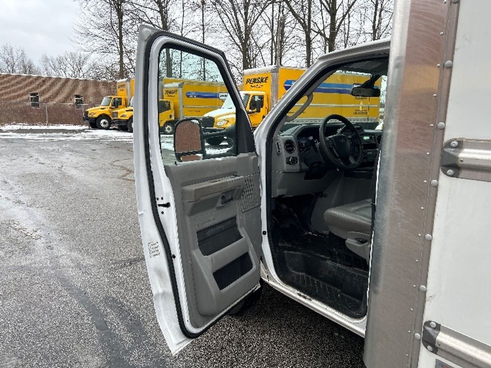 Light Duty Box Truck-Light and Medium Duty Trucks-Ford-2022-E350-Middlefield-OH-100,405\n\t\tmiles-$ 30,500 - Image 13