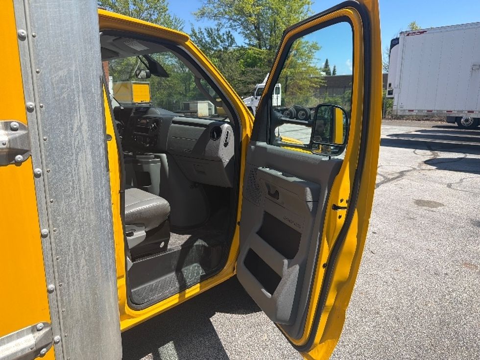 Light Duty Box Truck-Light and Medium Duty Trucks-Ford-2022-E350-Middlefield-OH-104,808\n\t\tmiles-$ 25,250 - Image 17