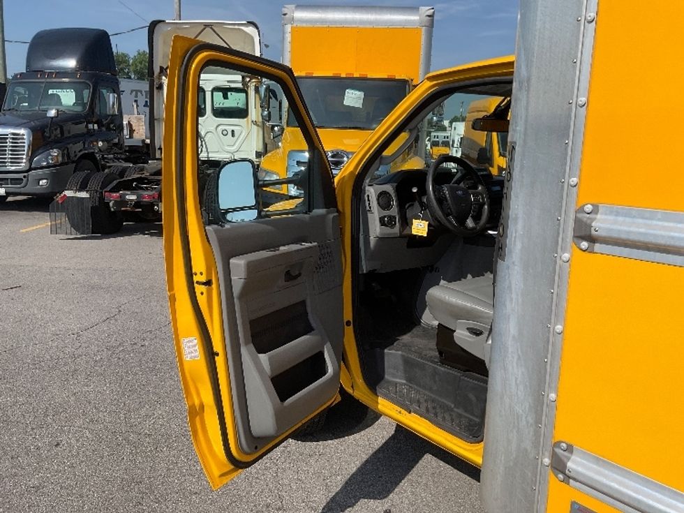 Light Duty Box Truck-Light and Medium Duty Trucks-Ford-2022-E350-Middlefield-OH-106,531\n\t\tmiles-$ 26,500 - Image 15
