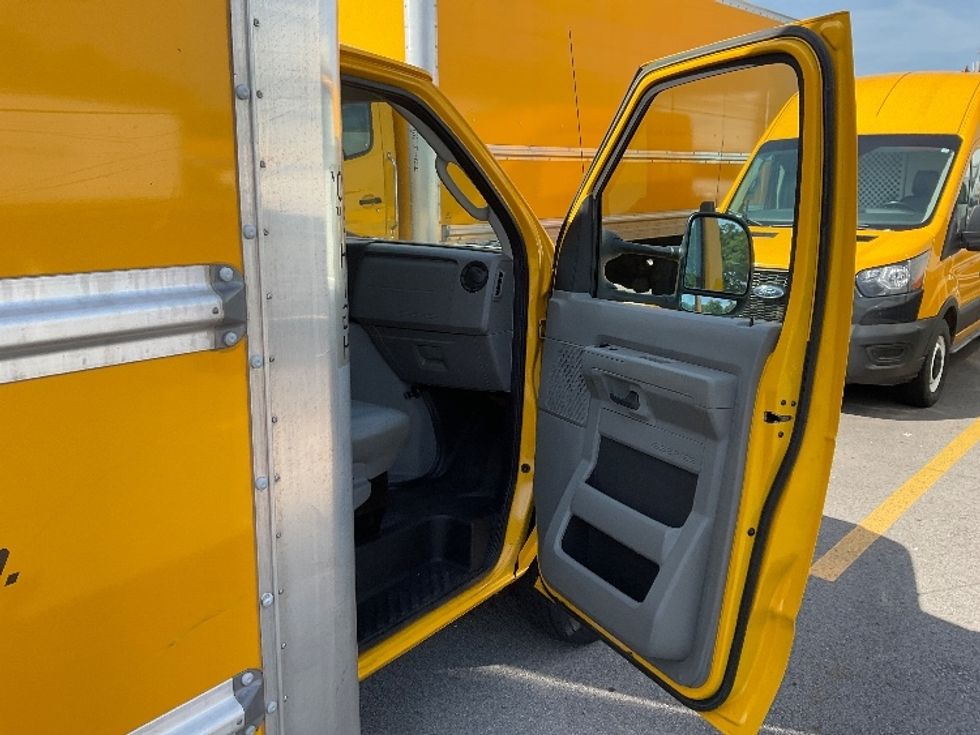 Light Duty Box Truck-Light and Medium Duty Trucks-Ford-2022-E350-Middlefield-OH-106,531\n\t\tmiles-$ 26,500 - Image 19