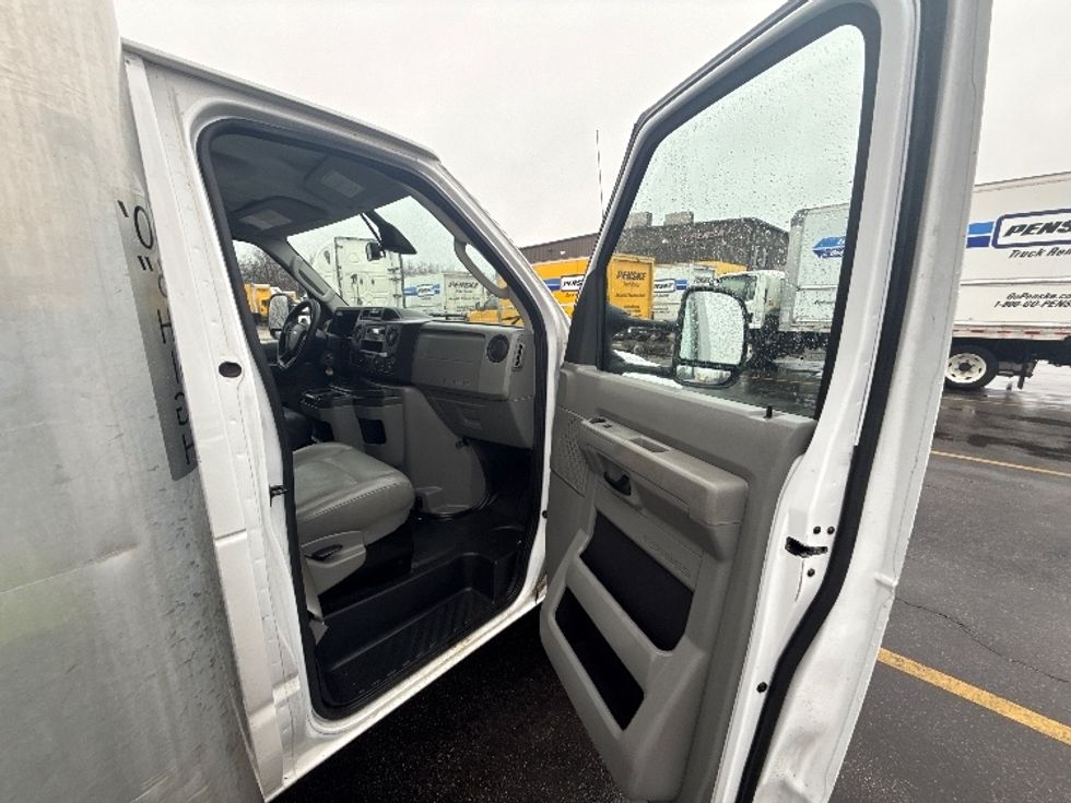 Light Duty Box Truck-Light and Medium Duty Trucks-Ford-2022-E350-Middlefield-OH-109,209\n\t\tmiles-$ 29,000 - Image 19