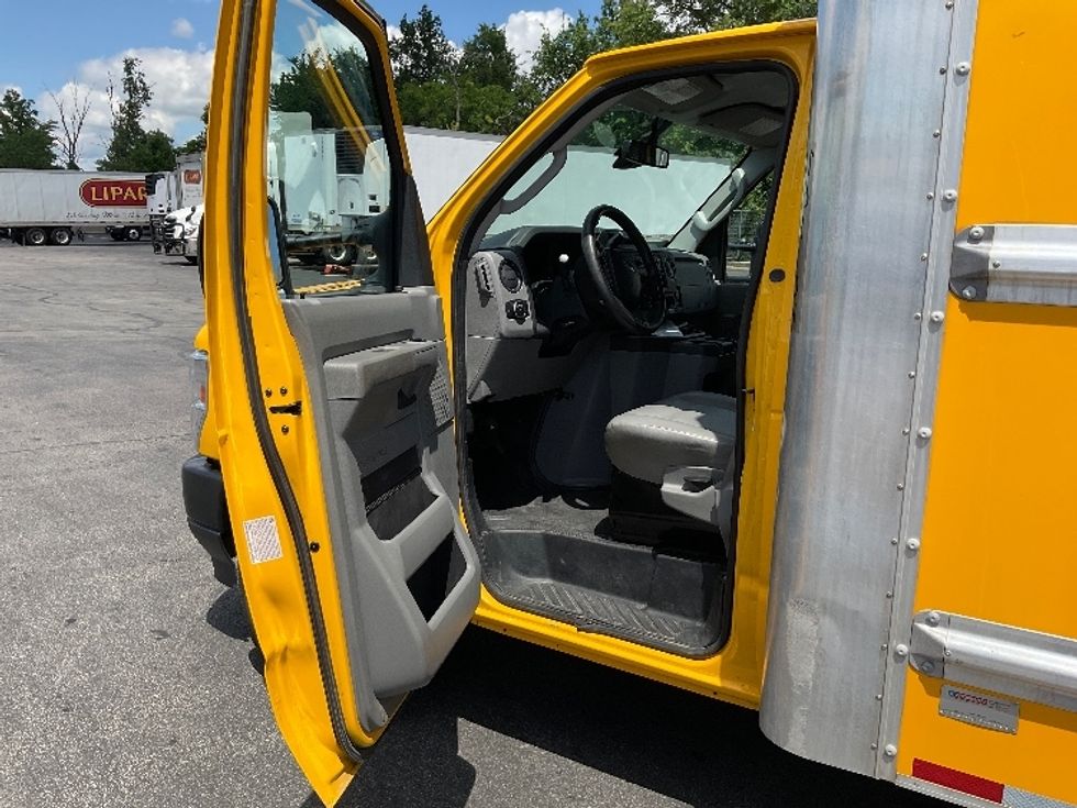 Light Duty Box Truck-Light and Medium Duty Trucks-Ford-2022-E350-Middlefield-OH-125,337\n\t\tmiles-$ 26,250 - Image 14