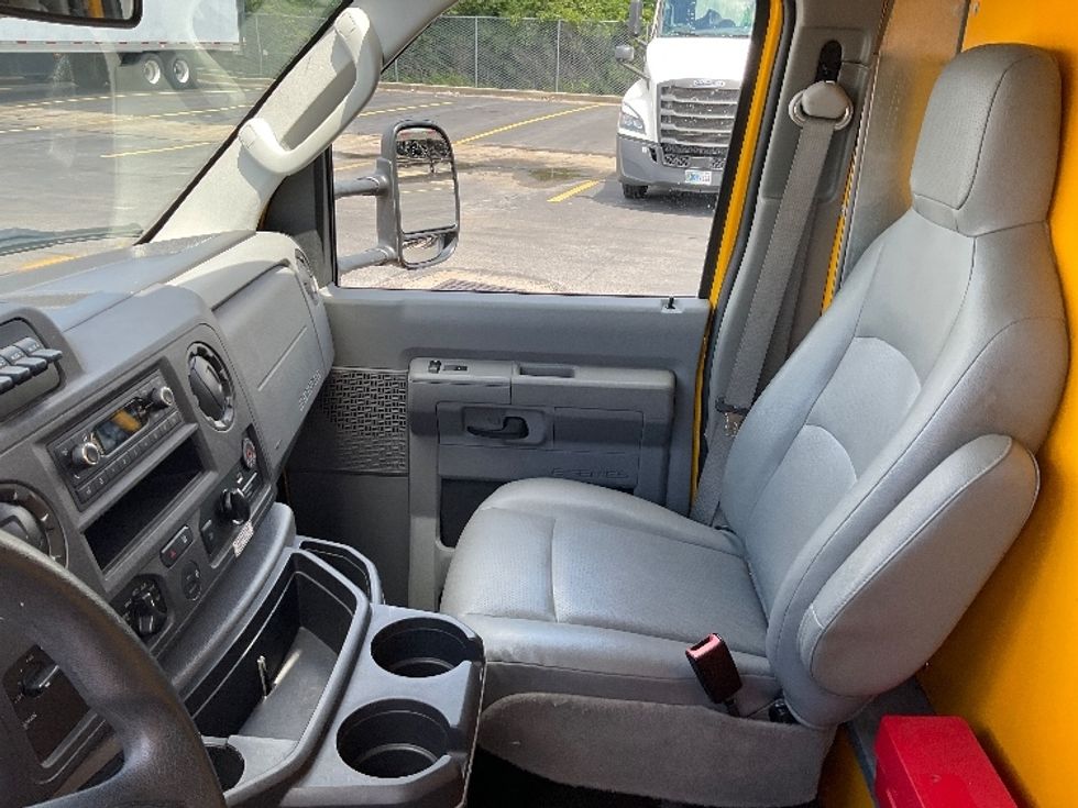 Light Duty Box Truck-Light and Medium Duty Trucks-Ford-2022-E350-Middlefield-OH-125,337\n\t\tmiles-$ 26,250 - Image 17