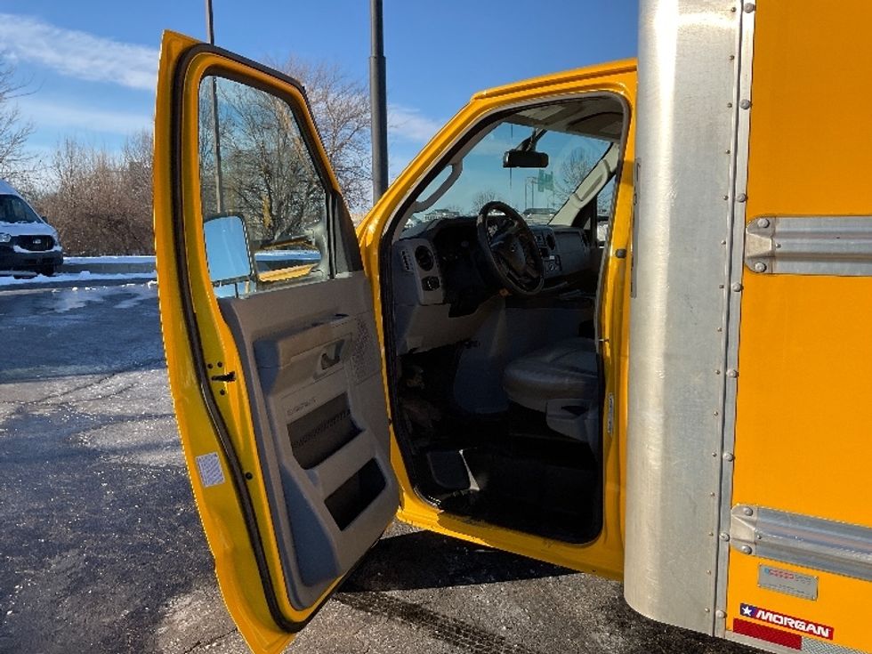 Light Duty Box Truck-Light and Medium Duty Trucks-Ford-2022-E350-Middlefield-OH-90,693\n\t\tmiles-$ 28,750 - Image 16