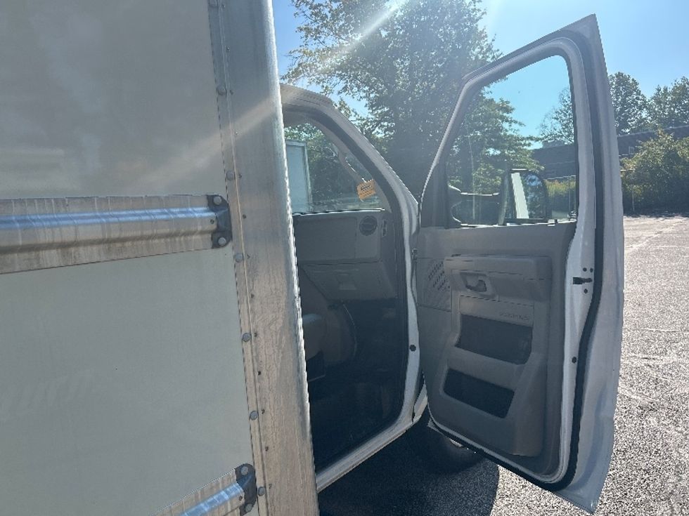 Light Duty Box Truck-Light and Medium Duty Trucks-Ford-2022-E350-Middlefield-OH-90,944\n\t\tmiles-$ 31,500 - Image 20