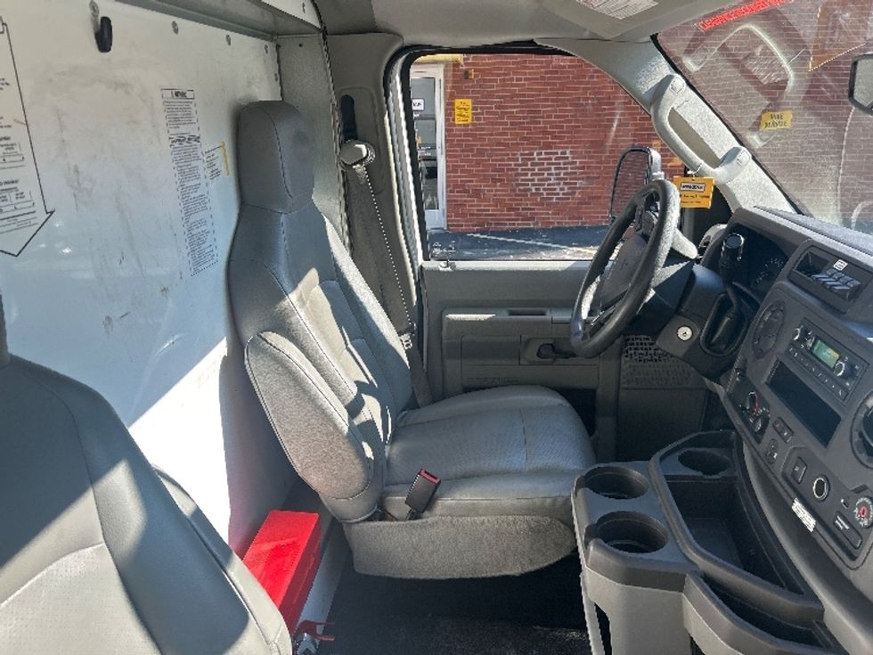 Light Duty Box Truck-Light and Medium Duty Trucks-Ford-2022-E350-Middlefield-OH-90,944\n\t\tmiles-$ 31,500 - Image 22