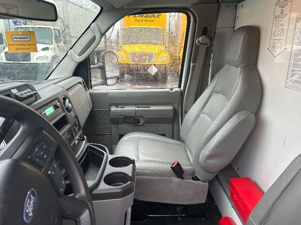 Light Duty Box Truck-Light and Medium Duty Trucks-Ford-2022-E350-Middlefield-OH-92,573\n\t\tmiles-$ 31,250 - Image 16
