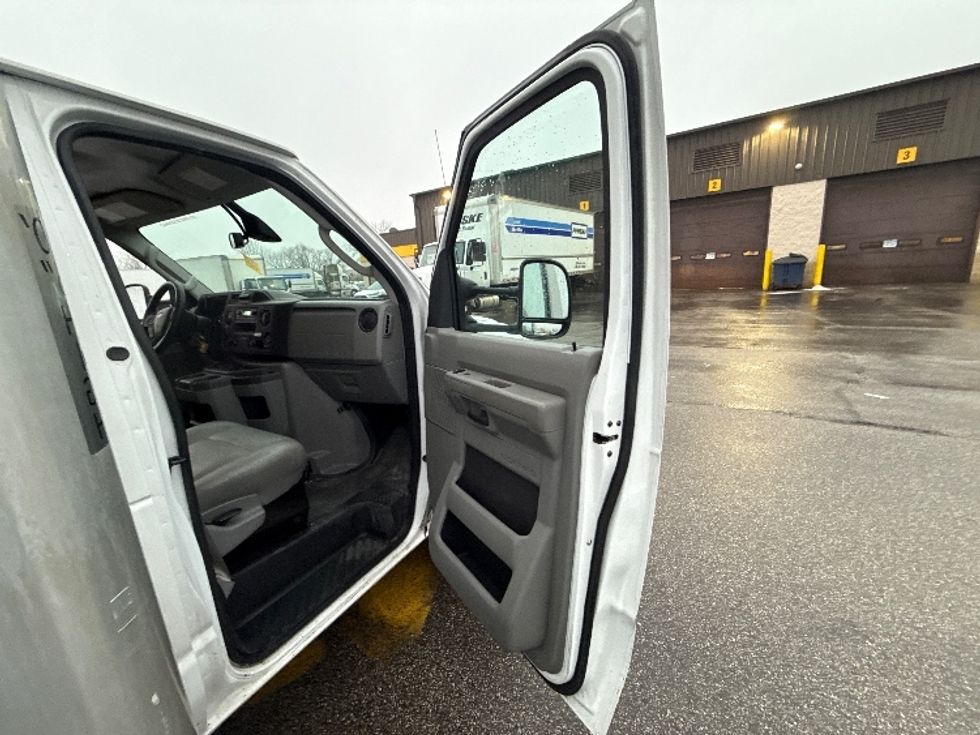 Light Duty Box Truck-Light and Medium Duty Trucks-Ford-2022-E350-Middlefield-OH-98,084\n\t\tmiles-$ 30,750 - Image 20