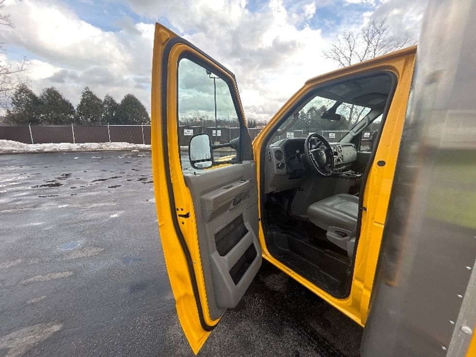 Light Duty Box Truck-Light and Medium Duty Trucks-Ford-2022-E350-Middlefield-OH-98,478\n\t\tmiles-$ 27,750 - Image 16