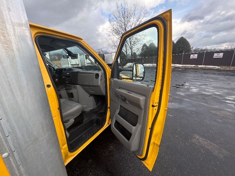 Light Duty Box Truck-Light and Medium Duty Trucks-Ford-2022-E350-Middlefield-OH-98,478\n\t\tmiles-$ 27,750 - Image 18