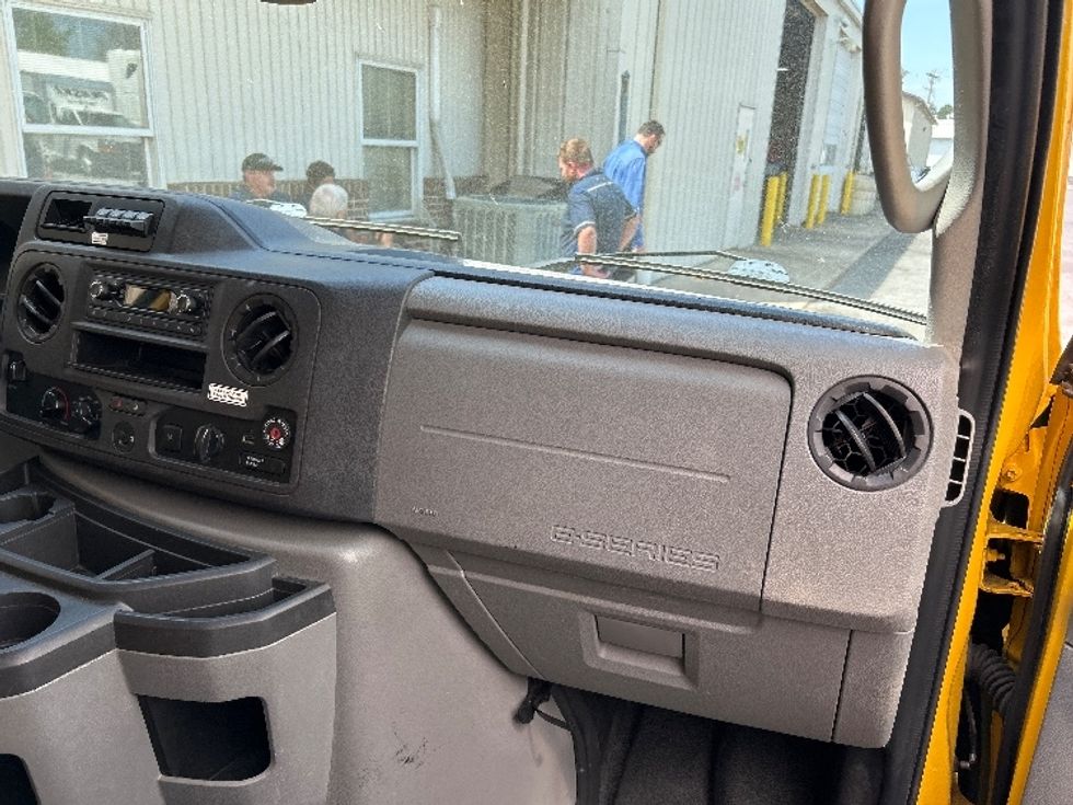 Light Duty Box Truck-Light and Medium Duty Trucks-Ford-2022-E350-Milford-DE-71,795\n\t\tmiles-$ 29,750 - Image 21